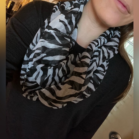 ⚫️Zebra Infinity Scarf - Picture 6 of 9